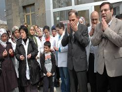 Sağlıkçılardan dualı protesto